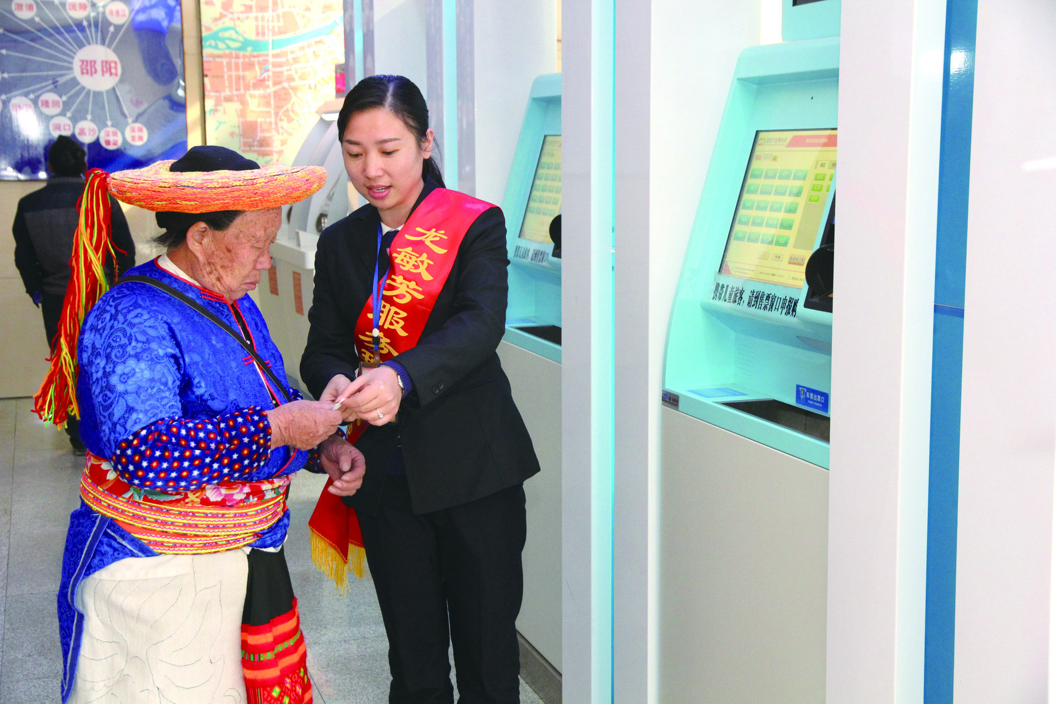 實名自助售票也深受瑤族老人青睞。 李高雄攝于市汽車北站