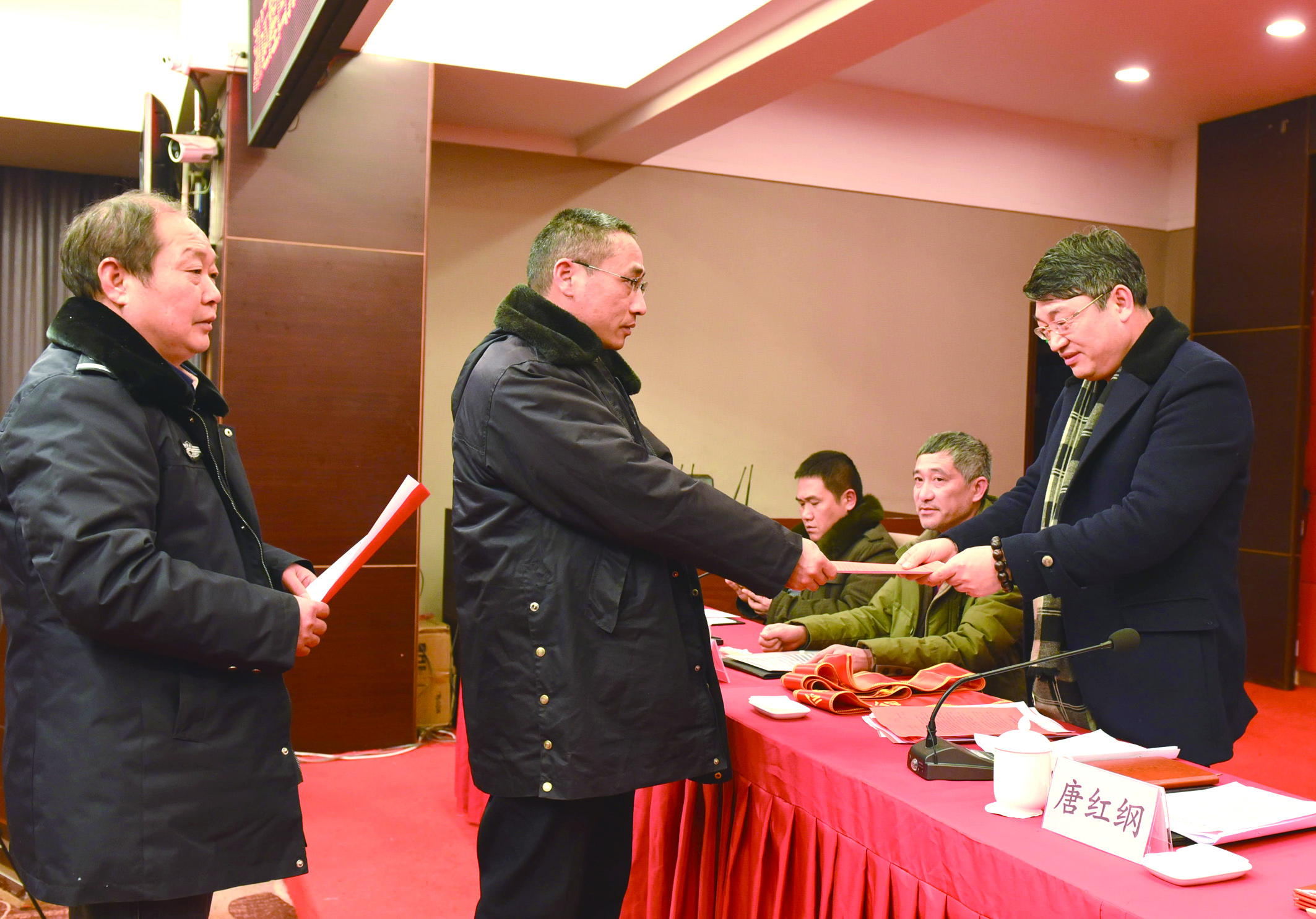 1月30日，隆回分公司召開2017年工作總結(jié)表彰大會(huì)暨2018年春運(yùn)工作動(dòng)員大會(huì)。