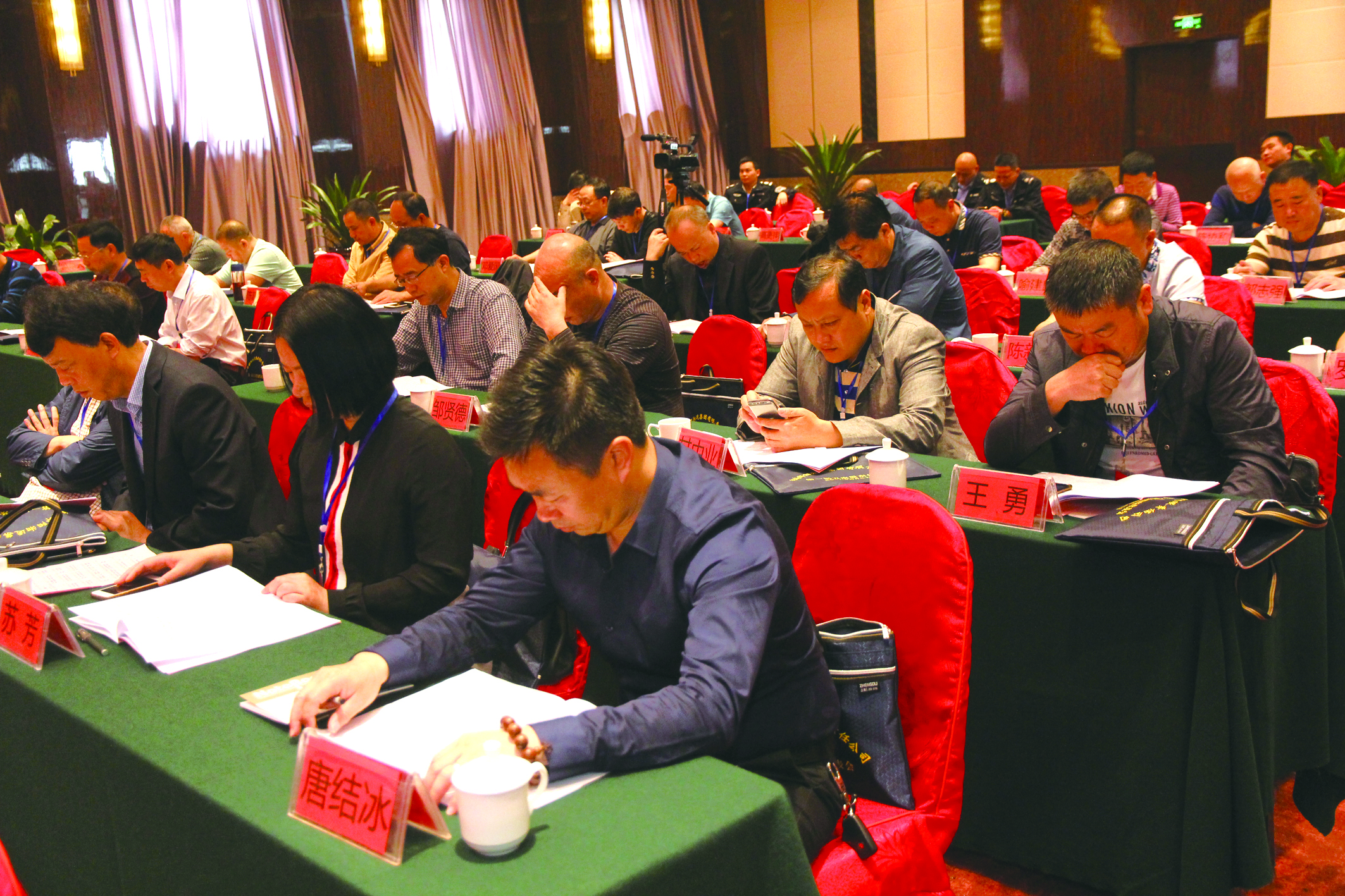 圖為第一屆五次股東代表在認(rèn)真聽取工作報(bào)告。