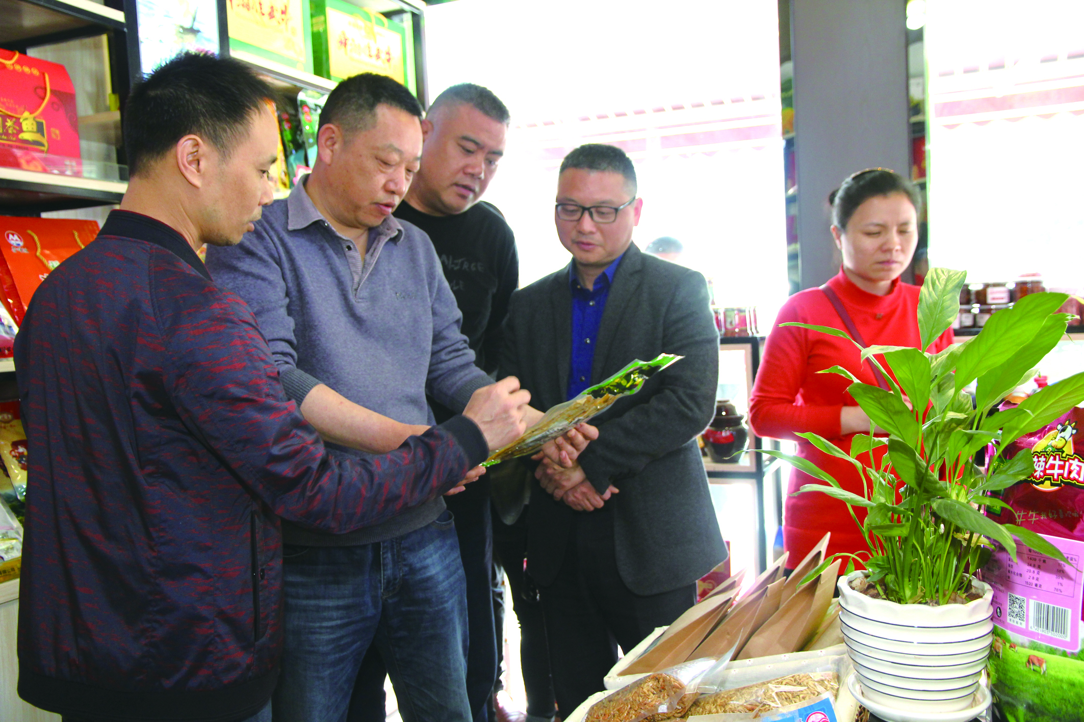 集團公司董事、副總經(jīng)理何偉紅帶領(lǐng)骨干學(xué)員在郴汽集團考察“郴味特產(chǎn)”